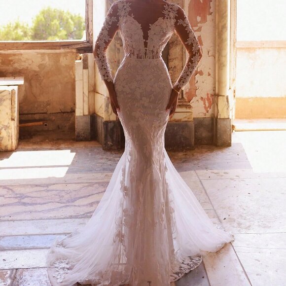 Women's Elegant Luxurious Embroidered Lace Sheer Long Sleeve wedding dress - Picture 2 of 5